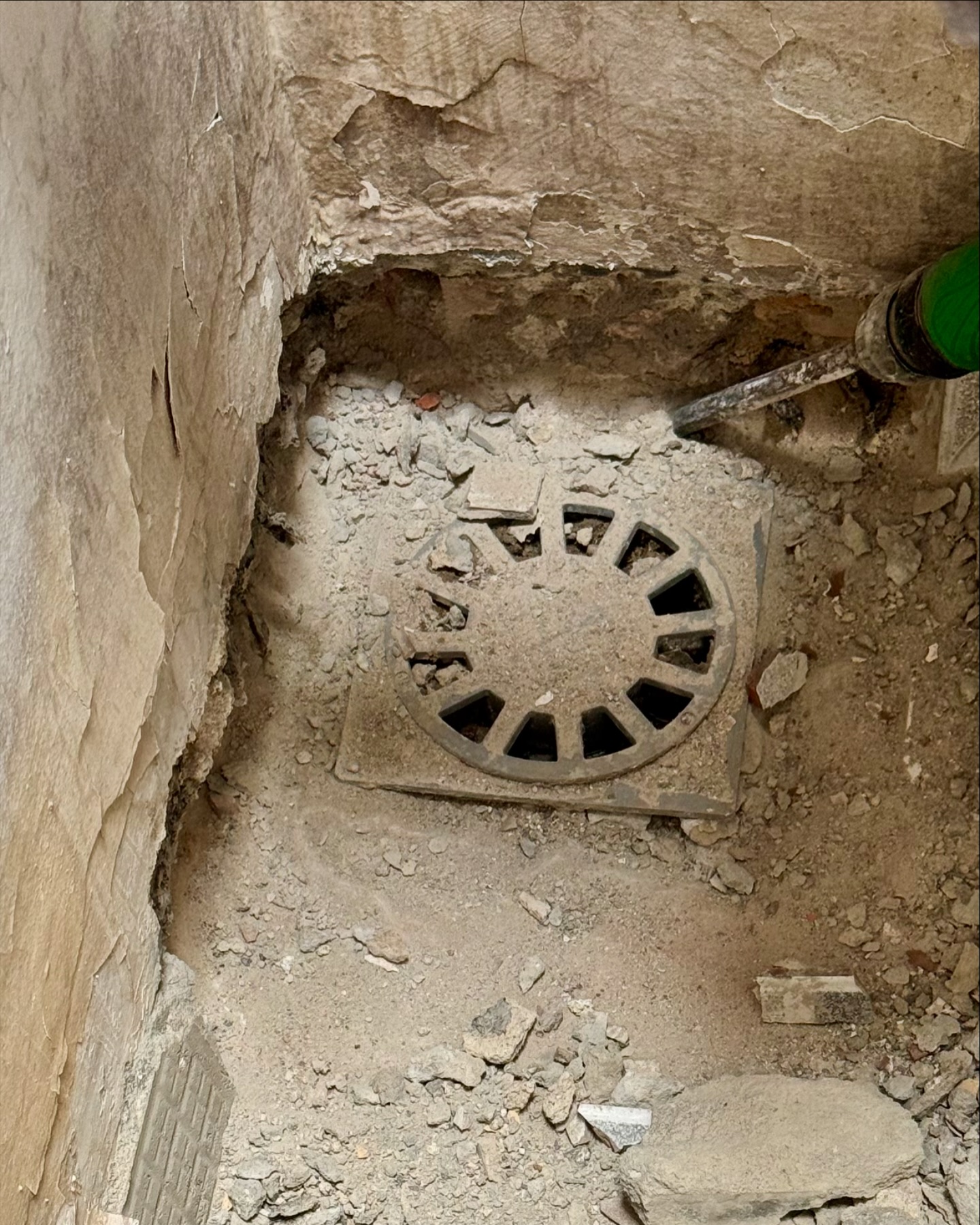 Proceso de reparación en el sumidero del patio, presentaba un problema de estanqueidad el cual provocaba una filtración. #soluciones #barcelona #desagüe #averia